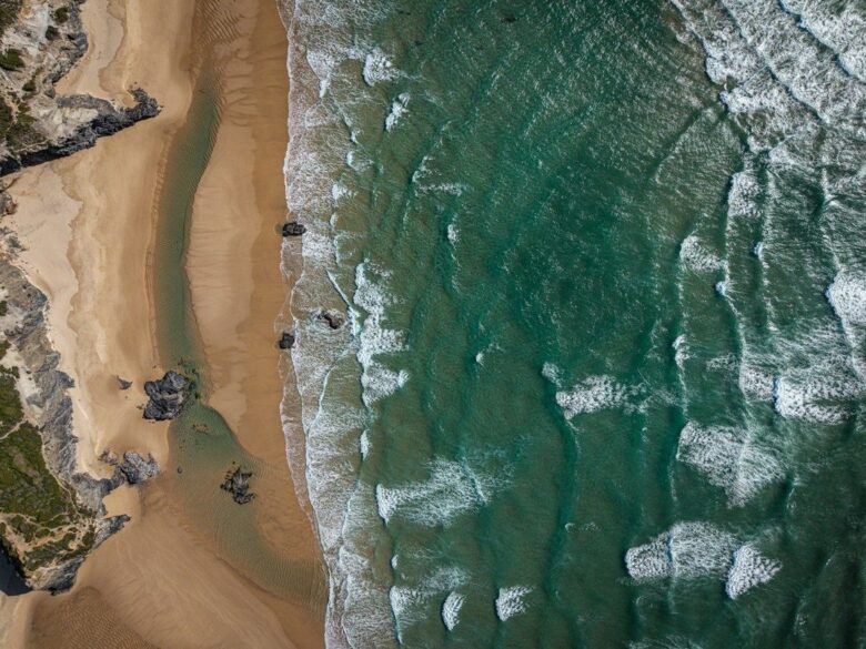 Vue aérienne d’une plage battue par la houle et les courants côtiers