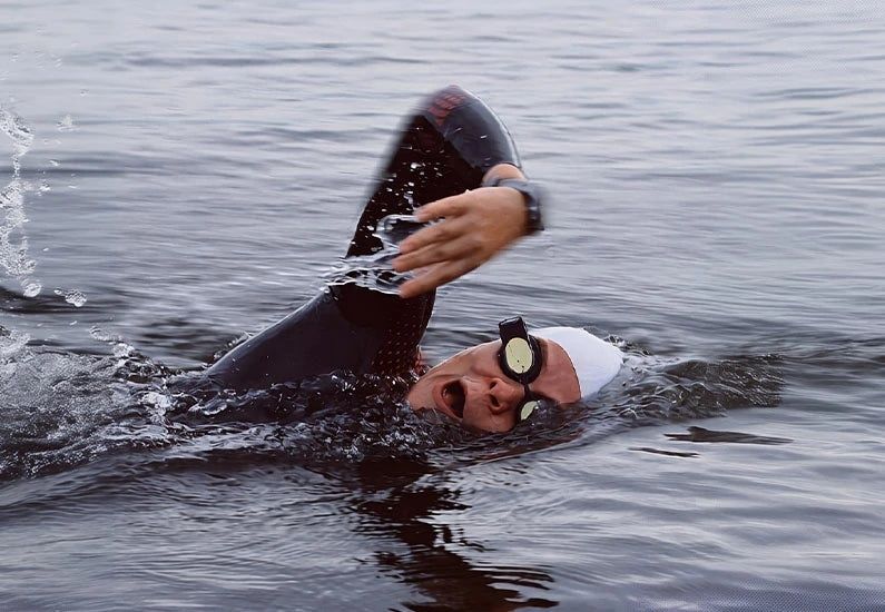 Nageur en eau libre levant le visage pour viser devant lui